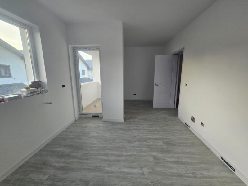 Vanzare Casa tip triplex/unitate capat/3 camere id nr 40