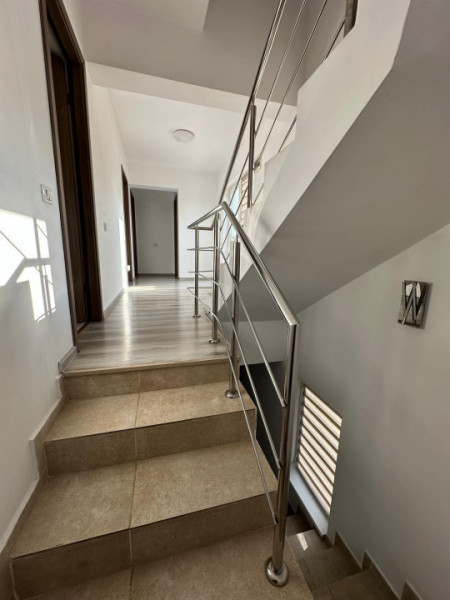 Casa/Vila Capat Triplex/Cartierul Independentei id nr 16