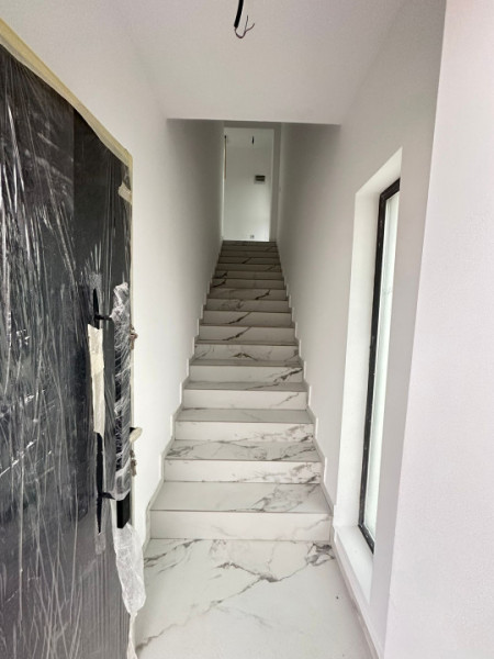 Vanzare Apartament 2 camere+curte 60mp si 2 locuri de parcare
