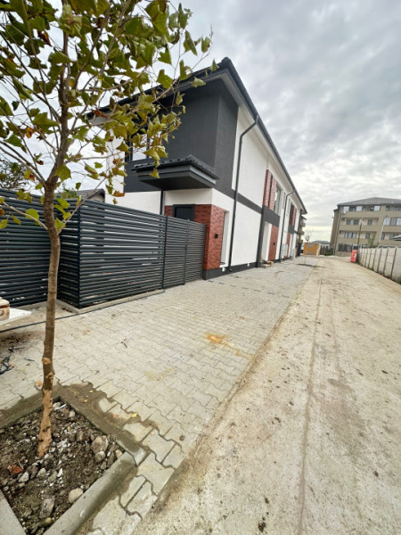 Vanzare Apartament 2 camere+curte 60mp si 2 locuri de parcare