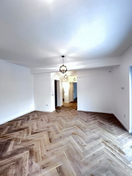 Vanzare Apartament 2 camere+curte 60mp si 2 locuri de parcare