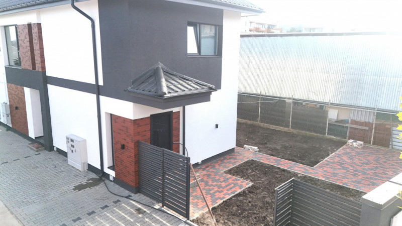 Vanzare Apartament 2 camere+curte 60mp si 2 locuri de parcare