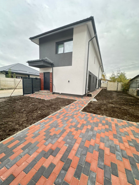 Vanzare Apartament 2 camere+curte 60mp si 2 locuri de parcare