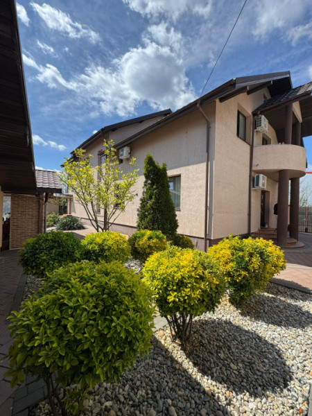 Vila Superba pentru 2 familii /9 Camere /Curte 721