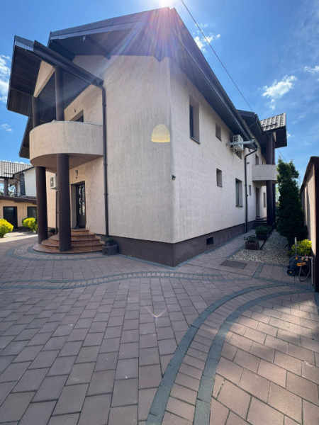 Vila Superba pentru 2 familii /9 Camere /Curte 721