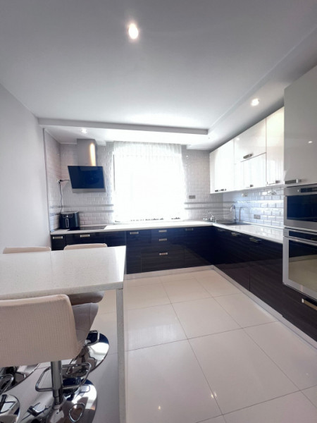 Vila Superba pentru 2 familii /9 Camere /Curte 721