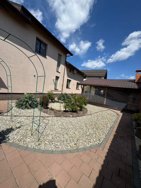 Vila Superba pentru 2 familii /9 Camere /Curte 721