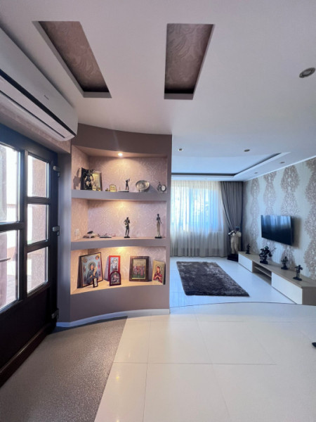 Vila Superba pentru 2 familii /9 Camere /Curte 721