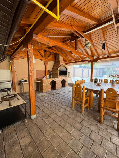 Vila Superba pentru 2 familii /9 Camere /Curte 721