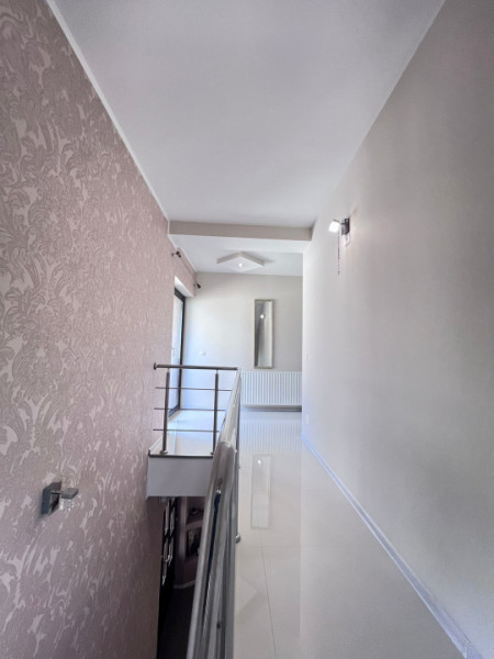 Vila Superba pentru 2 familii /9 Camere /Curte 721