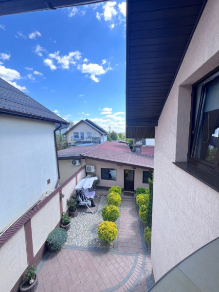 Vila Superba pentru 2 familii /9 Camere /Curte 721