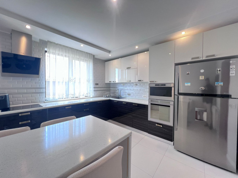 Vila Superba pentru 2 familii /9 Camere /Curte 721