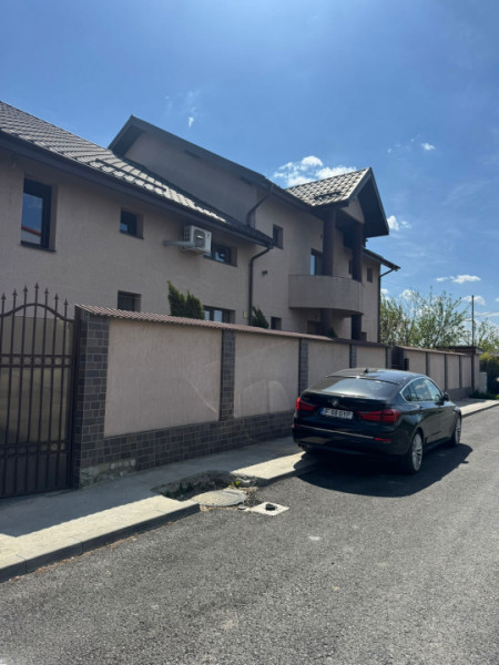 Vila Superba pentru 2 familii /9 Camere /Curte 721