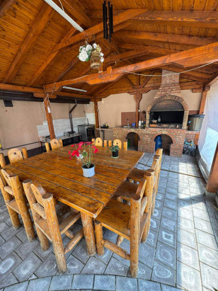 Vila Superba pentru 2 familii /9 Camere /Curte 721