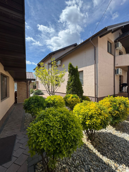 Vila Superba pentru 2 familii /9 Camere /Curte 721