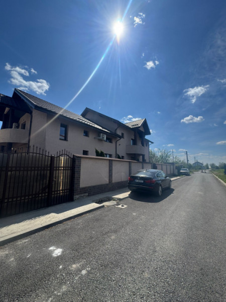 Vila Superba pentru 2 familii /9 Camere /Curte 721