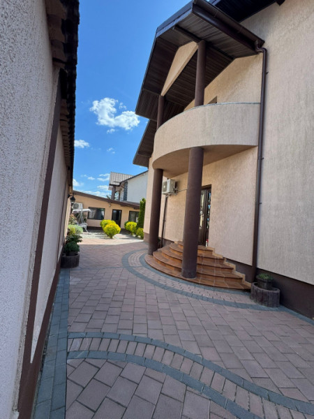 Vila Superba pentru 2 familii /9 Camere /Curte 721