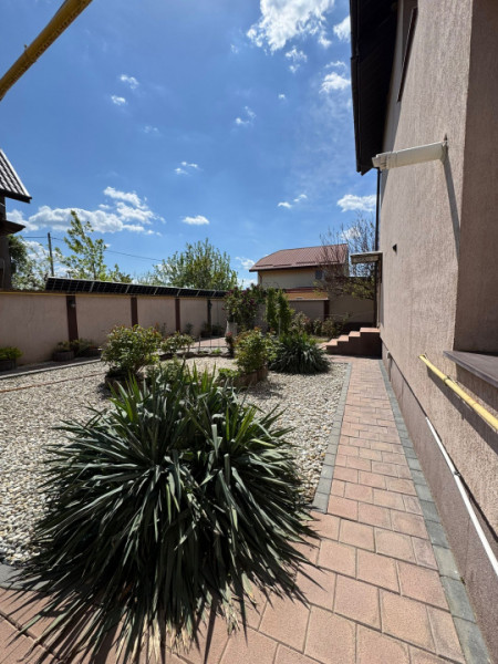 Vila Superba pentru 2 familii /9 Camere /Curte 721