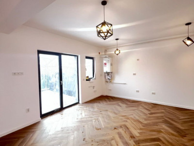 Vanzare Apartament 2 camere+curte 60mp si 2 locuri de parcare